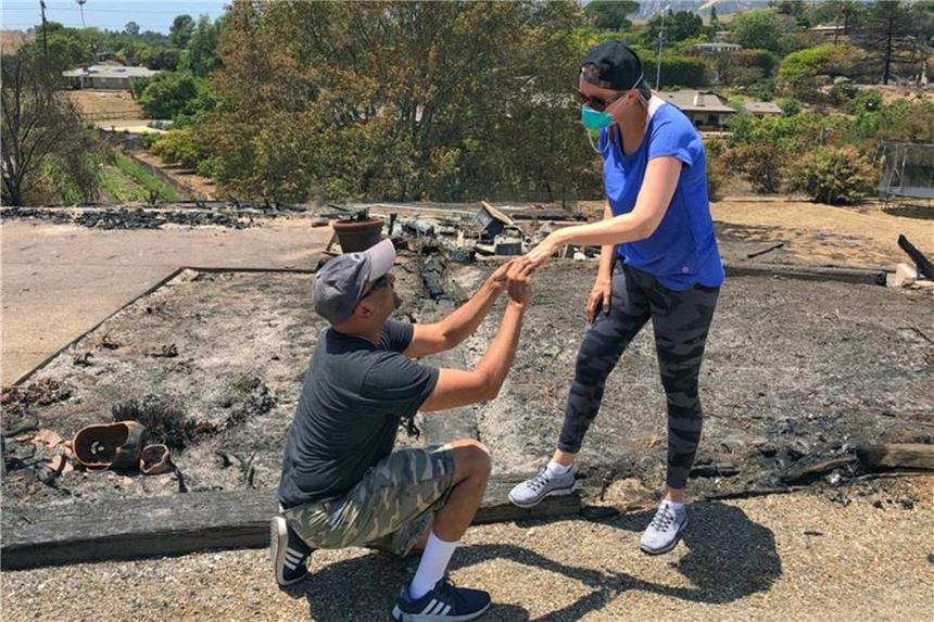 Verbrannten Ring: Mann hält erneut um Hand seiner Frau an In den Trümmern ihres völlig zerstörten Hauses hat ein Mann in Kalifornien erneut um die Hand seiner Frau angehalten. Foto: Mike Eliason/Santa Barbara County Fire Department
