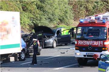 In den Unfall auf der A44 sind mehrere Fahrzeuge verwickelt.