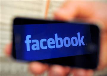 In den USA verbringen die Nutzer eine von fünf Online-Minuten auf Facebook, meistens auf dem Smartphone.