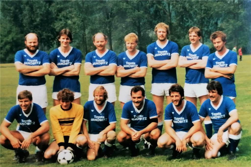 Das letzte Spiel wurde vor 30 Jahren abgepfiffen - doch das Team hält immer noch zusammen Hobbyfußballer von Blau-Weiß 72 Dorsten