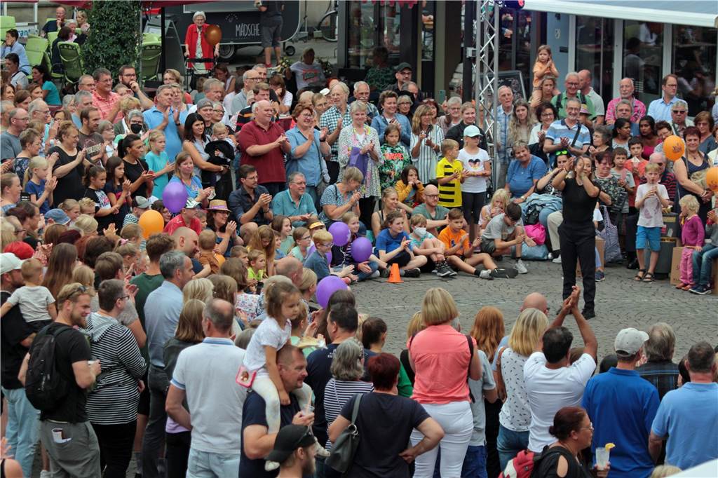 Das Straßenfestival setzt auf Bekanntes und Neues In den vergangenen Jahren war das Straßenfestival stets gut besucht - hier beim Auftritt von Surprise Effekt.