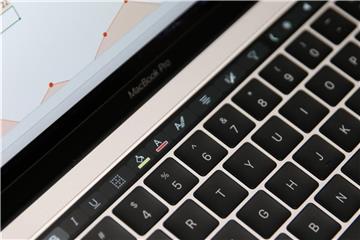 In den vergangenen Monaten hatten Profi-Nutzer zunehmend kritisiert, dass die teureren Pro-Versionen der Apple-Computer nicht die neuesten Prozessoren haben. Foto: Christoph Dernbach