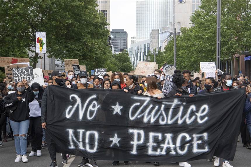 Rassismus in der Polizei: Erkenntnisse (bislang) unerwünscht In den vergangenen Tagen gab es - wie hier in Frankfurt/Main - an diversen Orten in Deutschland Demonstrationen gegen Rassismus.