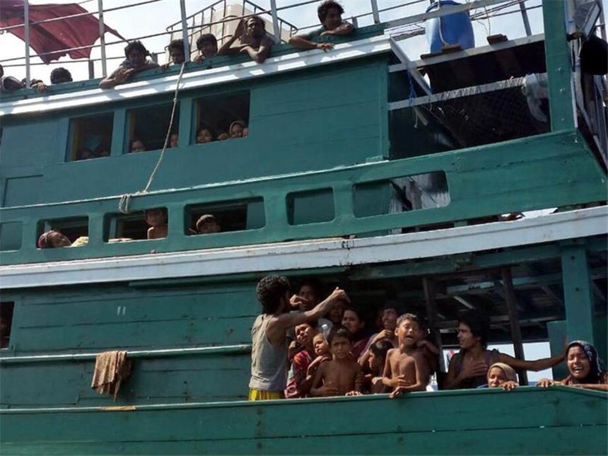Schiffbrüchige Rohingya-Flüchtlinge dürfen an Land In den vergangenen Tagen hat es alarmierende Berichte über Tausende von Flüchtlingen in teils nicht seetüchtigen Booten in der südostasiatischen See gegeben. Foto: Stringer