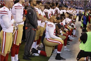 In den vergangenen Wochen hatten viele NFL-Spieler während der Nationalhymne gekniet. Foto: Michael Conroy