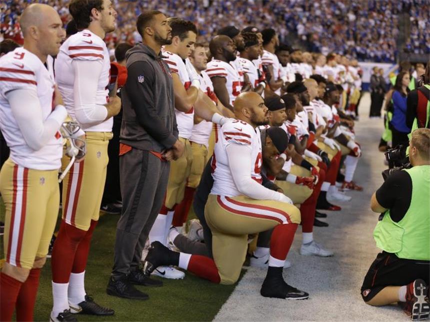 In den vergangenen Wochen hatten viele NFL-Spieler während der Nationalhymne gekniet. Foto: Michael Conroy