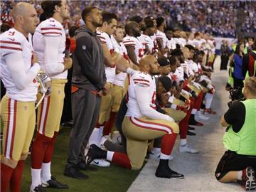 In den vergangenen Wochen hatten viele NFL-Spieler während der Nationalhymne gekniet. Foto: Michael Conroy