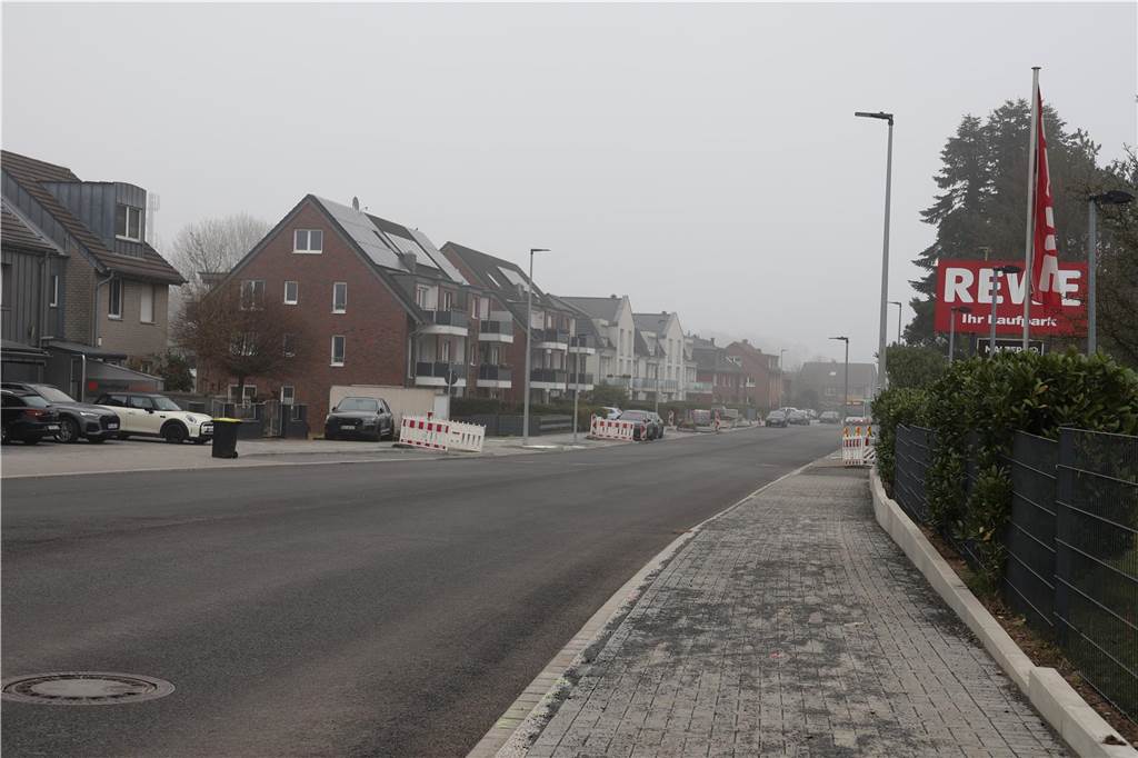 Fertigstellung der Hackfurthstraße verzögert sich erneut In den vergangenen zwei Jahren hat sich auf der Hackfurthstraße viel getan. Es fehlen noch die finale Asphaltdecke sowie sämtliche Straßenmarkierungen.