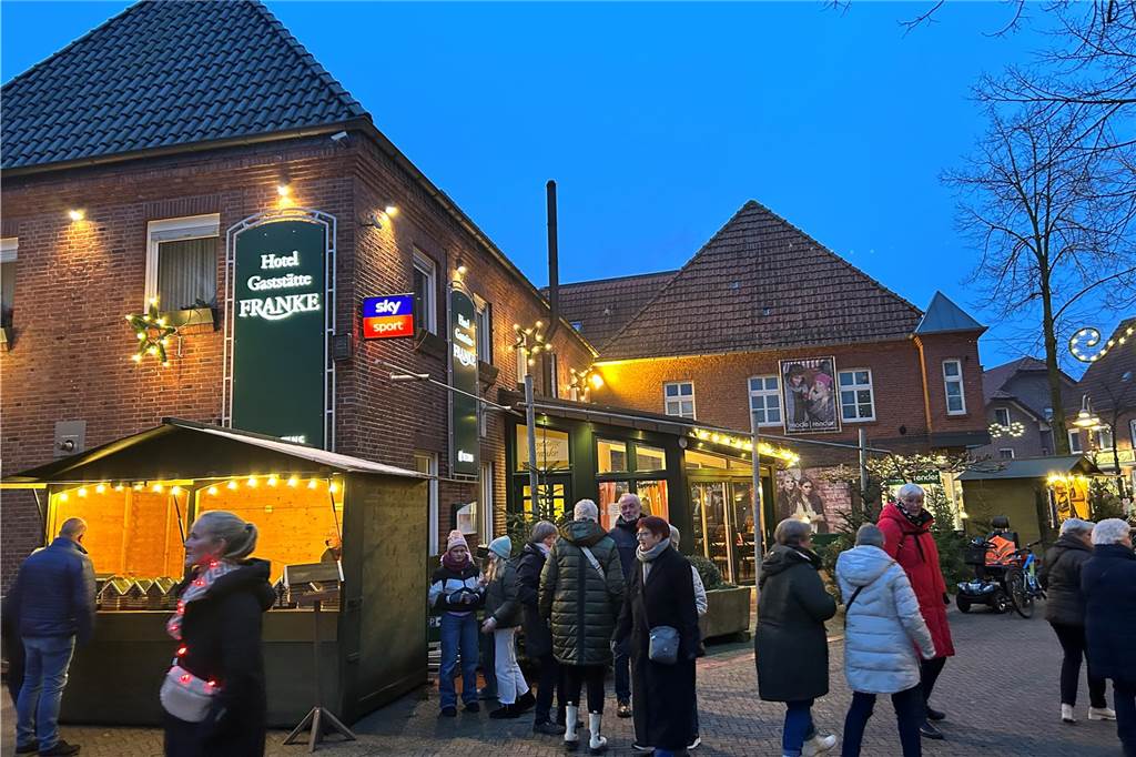 In den vielen Cafés rund um die Kirche fanden die Gäste einen warmen Platz.