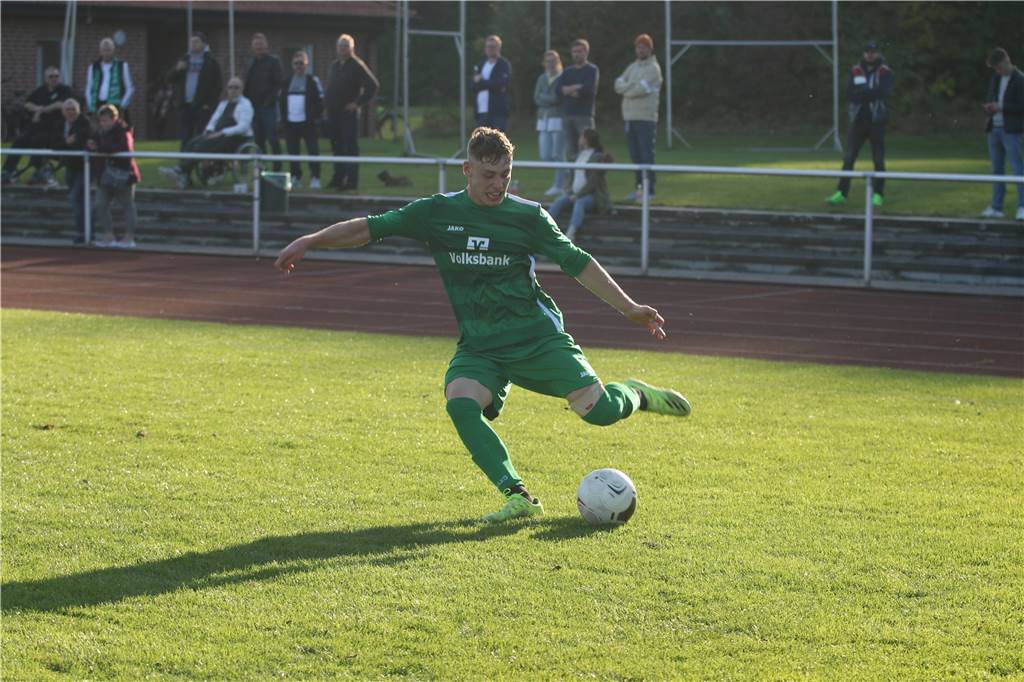 „Nie wirklich weg“: Großes Talent des SuS Olfen nimmt langsam richtig Fahrt auf In den Vorbereitungsspielen klappte es auch mit dem Toreschießen für Pablo Tenkhoff Otero.