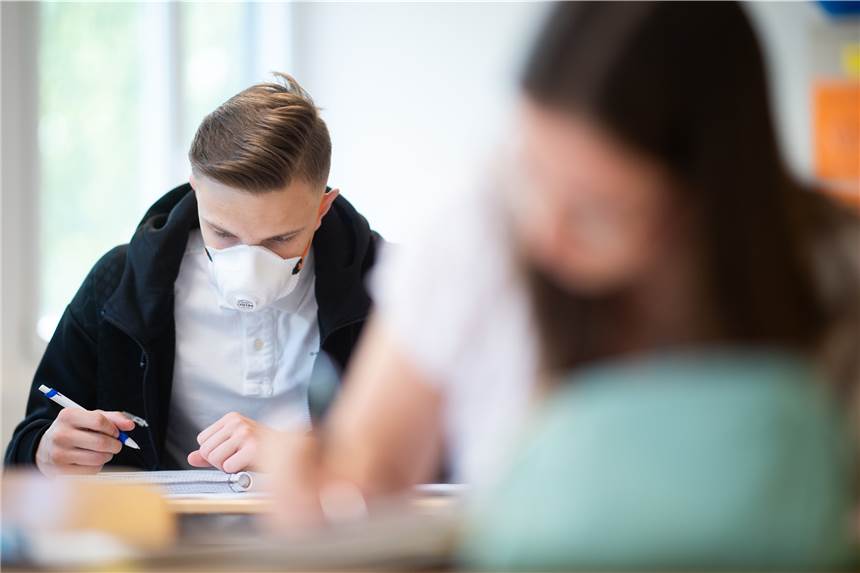 Neuer Corona-Katalog bringt Maskenpflicht in weiterführenden Schulen In den weiterführenden Schulen wird nach den Herbstferien wieder eine Maskenpflicht im Unterricht gelten.