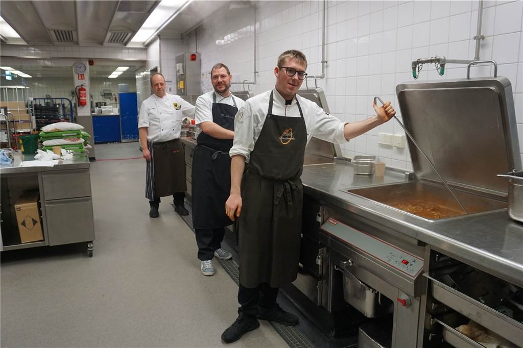Fensterverkauf von Dortmunder Restaurants kommt gut an - und wird größer In den Westfallenhallen-Küchen kochen die Teams mit großem Abstand.