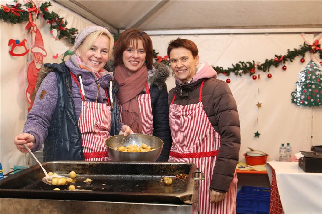 Kirchhellener Wintertreff: „Dieses Jahr wird es was!“ In den Zelten werden viele Leckereien, wie Schmorkartoffeln, Panhas und Waffeln, verkauft.