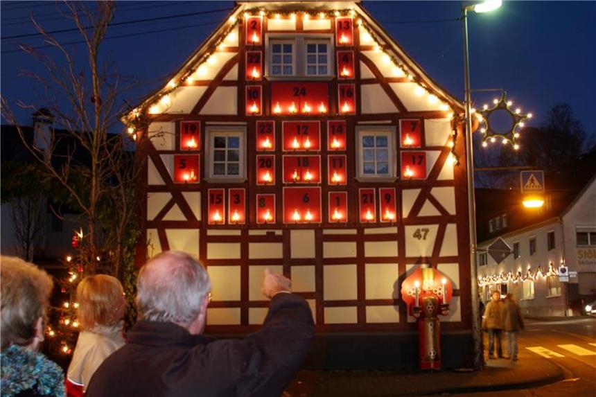 Das große Schmücken vor Weihnachten In der 2000 Seelen-Gemeinde Waldbreitbach im Wiedtal verwandelt sich ein Fachwerkhaus jedes Jahr in einen riesigen Advendskalender. Foto: Thomas Frey/dpa