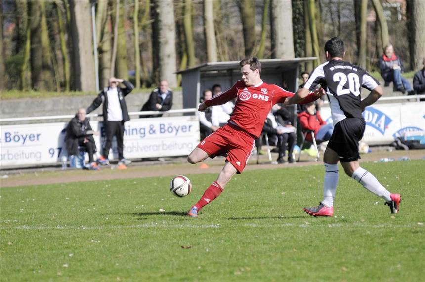 Bomkamp: Hattrick statt Krankenbett In der 46. Minute eingewechselt erzielte Jonas Bomkamp (l.) seinen ersten Hattrick: Seine drei Treffer brachten den Landesligisten Eintracht Ahaus im Heimspiel gegen Emsdetten 05 endgültig auf die Gewinnerstraße.