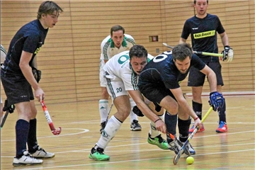 In der aktuellen Hallensaison spielt Maximilian Zobiegala (im Vordergrund rechts), hier in einer Szene aus dem Stadtderby gegen den ASV, mit dem ESV München in der bayerischen Hockey-Oberliga.  