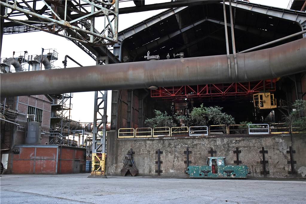 Landschaftspark Nord in Duisburg: Abenteuerspielplatz und Lost Place In der alten Abstichhalle des Hochofen 5 erobern sich einige Bäume ihren Lebensraum zurück.