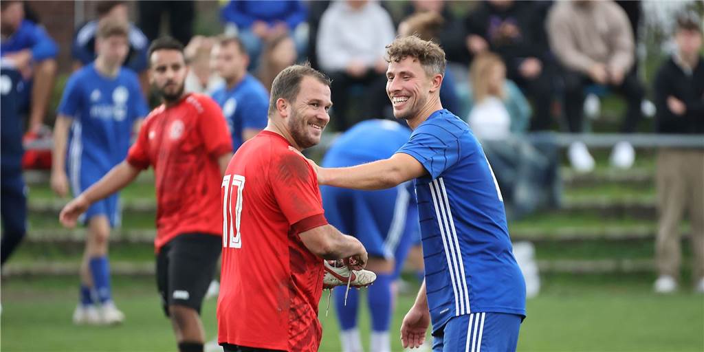 Vor enormer Kulisse: Rote Karte und viele Tore zwischen VfB Habinghorst und Arminia Ickern In der alten Saison waren sie noch VfB-Trainer, jetzt Gegner: Marc Olschewski (l) und Dustin Lukat (r).