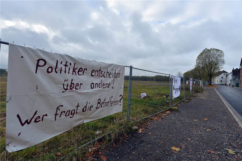 In der alten Zechensiedlung, die unmittelbar an die Victoriabrache anschließt, war im Oktober 2012 der Protest gegen die Errichtung einer forensischen Klinik in unmittelbarer Nachbarschaft überall sichtbar.