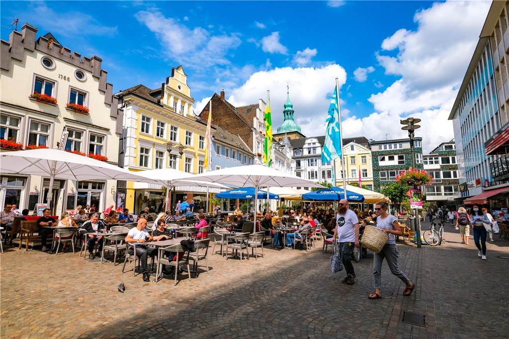 Grundsteuerreform: Kämmerer warnt Grundbesitzer vor „bösem Erwachen“ Eine sommerliche Ansicht vom Altstadtmarkt Recklinghausen, Menschen flanieren an der Außengastronomie vorbei.
