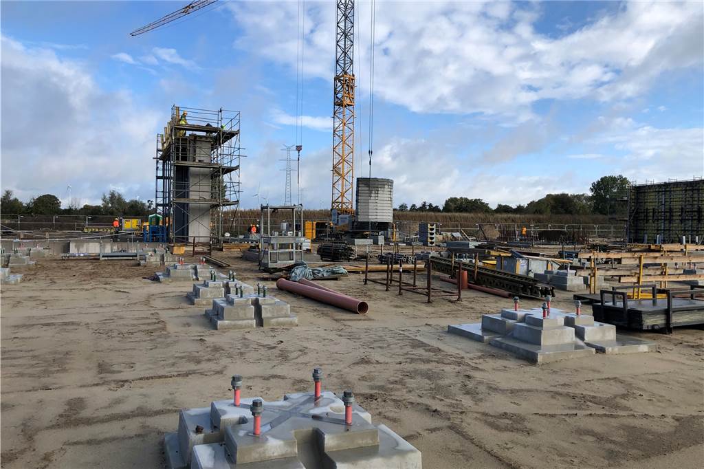 Mit Video: Energiewende zieht in Legden einen breiten Graben In der Asbecker Bauerschaft Frettholt wird das Erdkabel wieder zu Tage treten und an einer großen Übergabestation in die Freileitung überführt. Die Fundamente sind bereits gegossen worden.