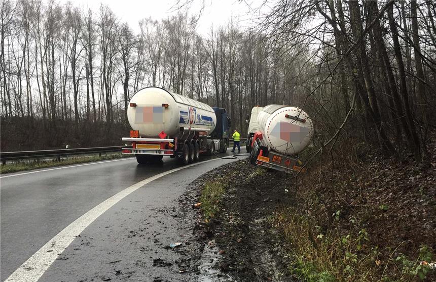 LKW rutschte in Graben - Sperrung aufgehoben In der Auffahrt zur A43 ist der Lkw in den Graben gerutscht.