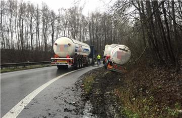 In der Auffahrt zur A43 ist der Lkw in den Graben gerutscht.