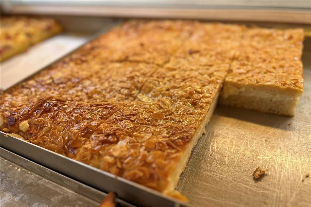 Karnevalsprinz vom Wochenmarkt fühlt sich nicht nur auf dem Festwagen wohl In der Auslage finden sich unter anderem verschiedene Kuchensorten.
