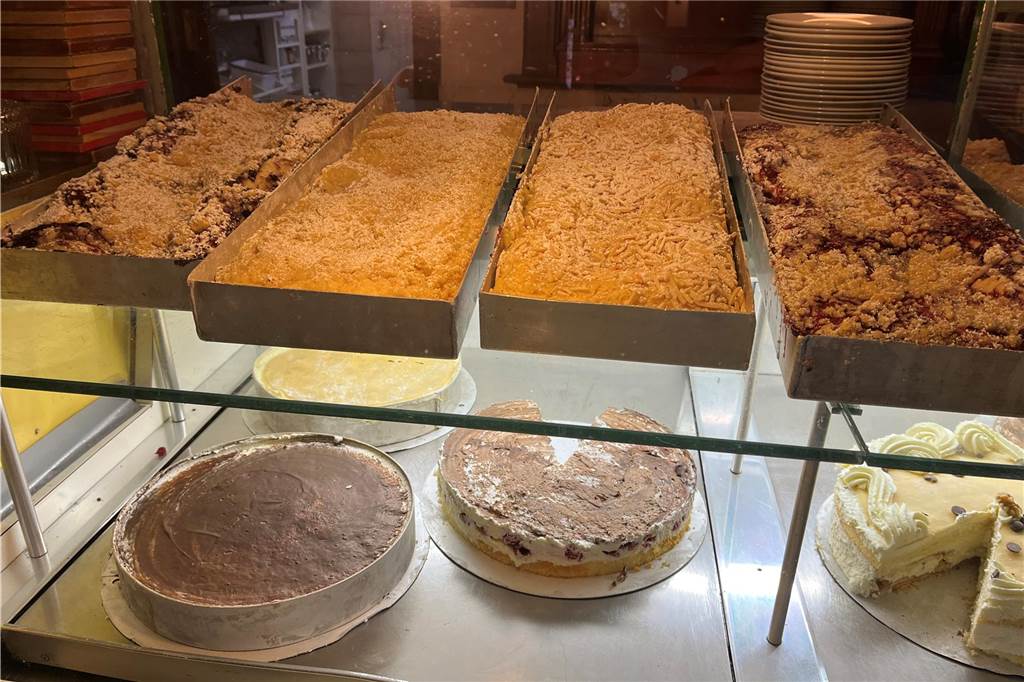 Schokolade in Deutschland immer teurer: Für Heinz Perrar (57) nicht nachvollziehbar Tortenauslage im Schlaun-Café in Nordkirchen.