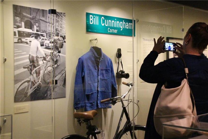 Bill Cunningham zwei Jahre nach Tod mit Schau geehrt In der Ausstellung über den verstorbenen Fotografen Bill Cunningham ist auch seine tägliche Ausstattung zu sehen - ein Fahrrad, eine blaue Jacke und eine Kamera. Foto: Christina Horsten