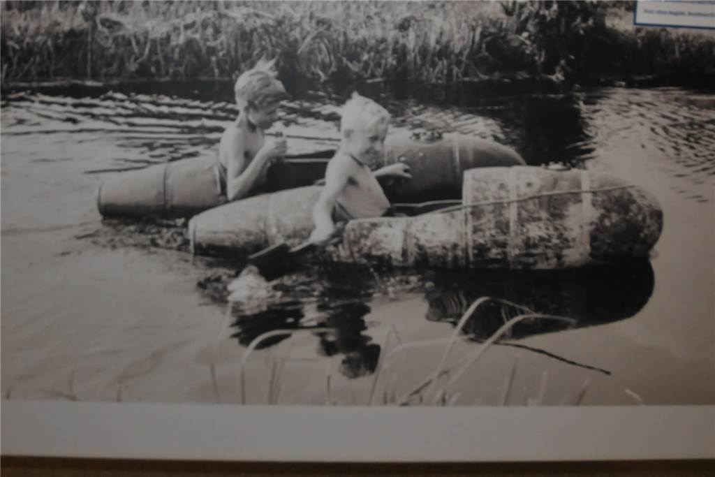 Die neue Lust aufs Selbermachen: In Corona-Zeiten wächst der Trend In der Ausstellung zu sehen: Kinder aus Rietberg bauten Boote aus dem Abwurftank eines Weltkriegsbombers und paddelten durch die Weser.
