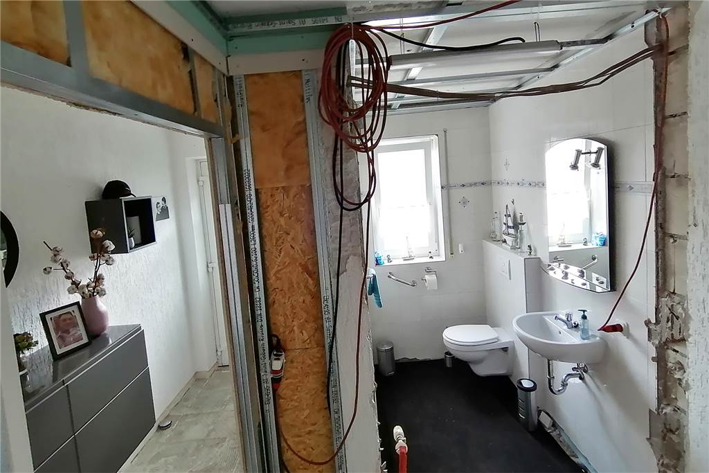 Dortmunder Familie verzweifelt: Tumor reißt 45-Jährigen aus dem Leben In der Badezimmer-Baustelle verstarb der Familienvater. Sonja Vernholz möchte den ursprünglichen Zustand als Gästetoilette wieder herstellen.