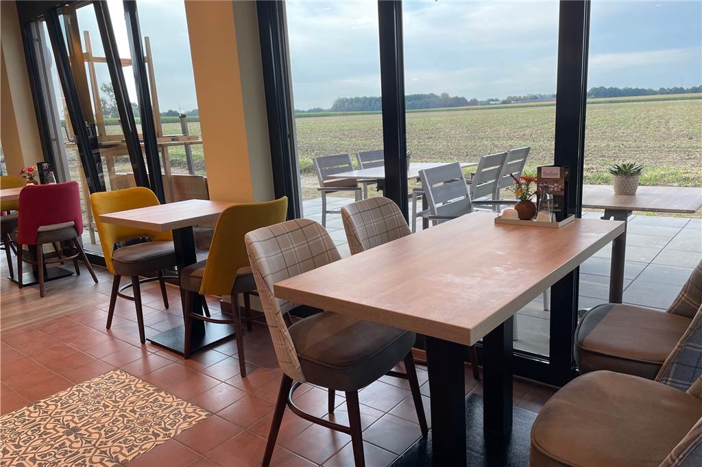 Röwekamp in Capelle: Neue Bäckerei hat geöffnet In der Bäckerei gibt es auch ein Café mit Tischen drinnen und draußen.
