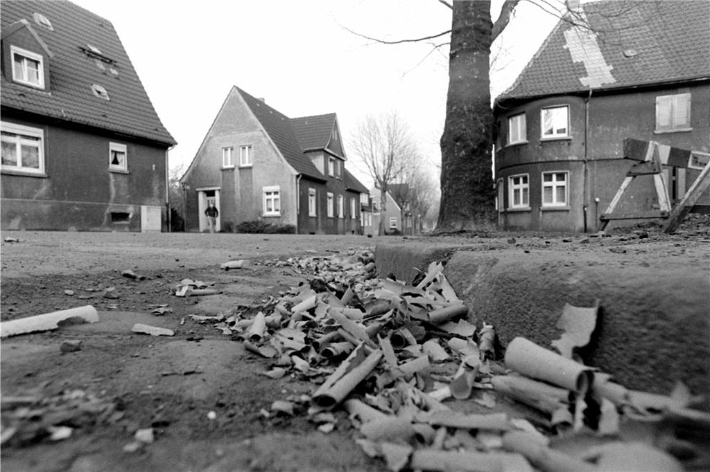 In der Barbara-Siedlung liegen am 1. Januar 1983 Silvesterböller auf dem Boden.