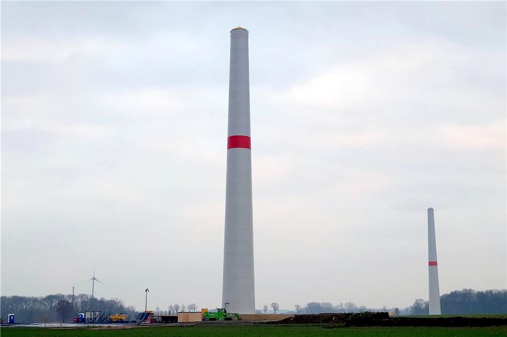 Windenergie: Rotorblätter in Nordick da, Interessenten in Osterbauer In der Bauernschaft Nordick sind die zwei Türme der Windenergieanlagen größtenteils errichtet.