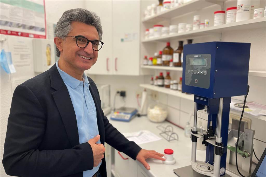 Amer Mohammad hat zwei Apotheken übernommen: „Eilt es, liefere ich selbst aus“ Chef Amer Mohammad steht in der Beguinen-Apotheke in Lütgendortmund in dem Raum, in dem die Salben angerührt werden.