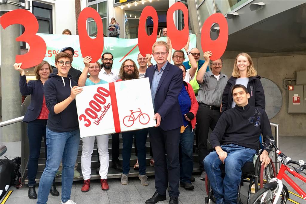 Radschnellweg Ruhr: Umbau verzögert sich in Dortmund noch weiter In der Berswordthalle am Stadthaus nahm Planungsdezernent Ludger Wilde ein symbolisches Unterschriftenpaket von der Initiative „Aufbruch Fahrrad Dortmund“ entgegen.