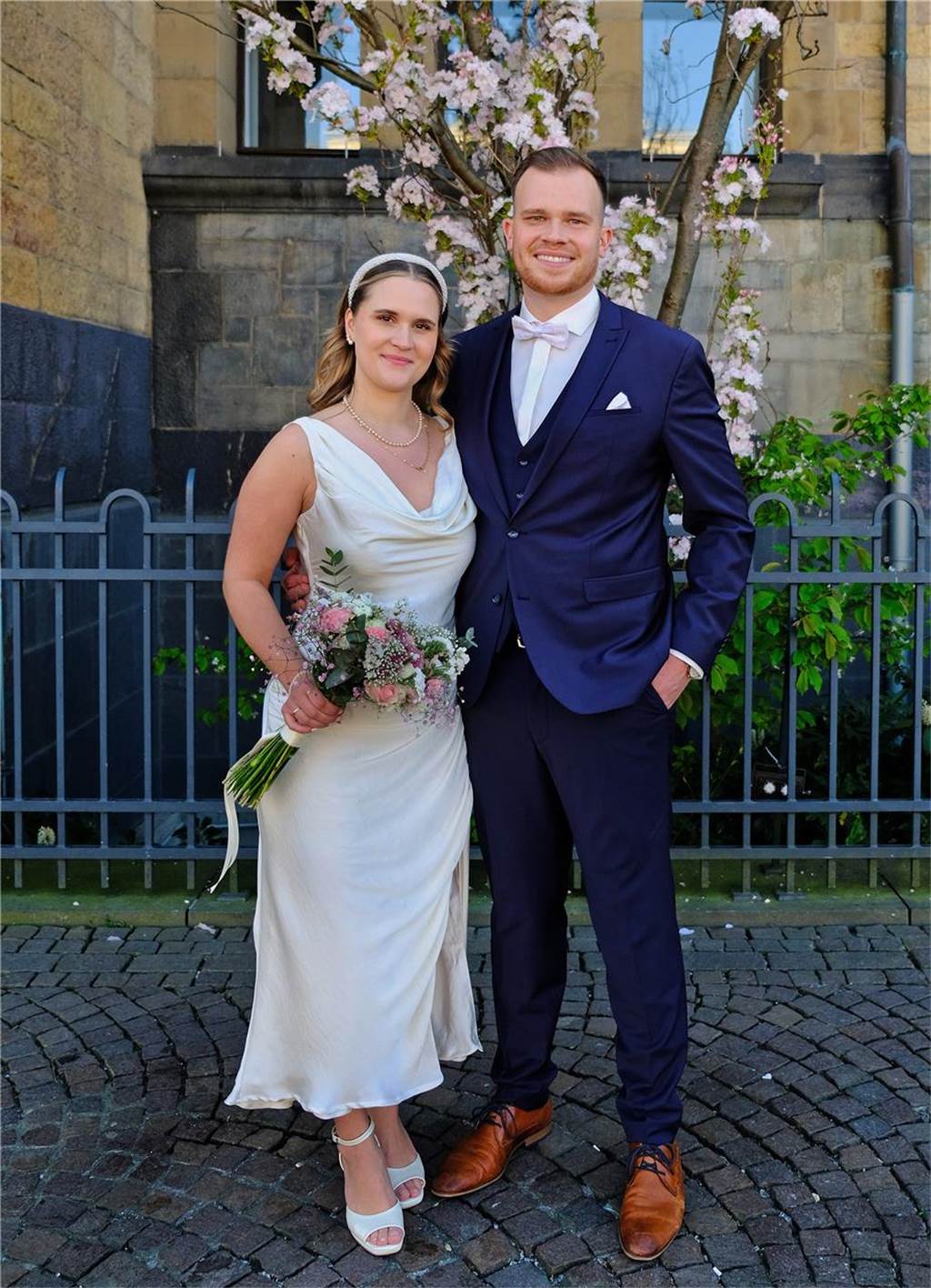 Das Brautpaar Svenja Nischik und Lars Güntzel vor dem Rathaus in Recklinghausen.