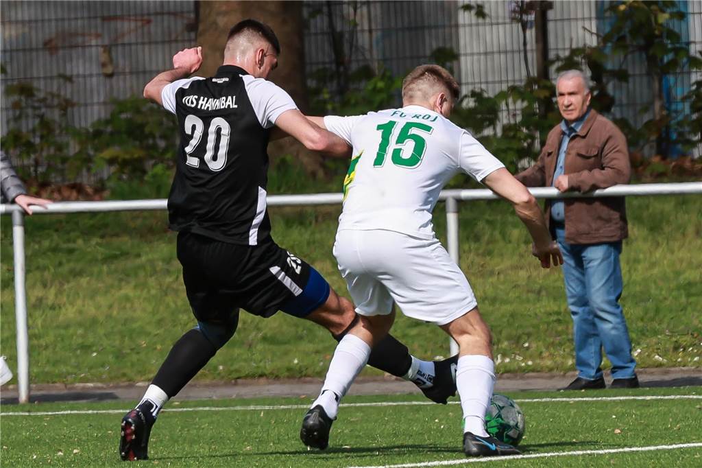 Dortmunder Bezirksligist mit furiosem Transfer-Doppelpack: Ex-Profi und Oberliga-Stürmer In der Bezirksliga 8 kämpften der TuS Hannibal (schwarze Trikots) und der FC Roj (weiße Trikots) um den Aufstieg in die Landesliga.