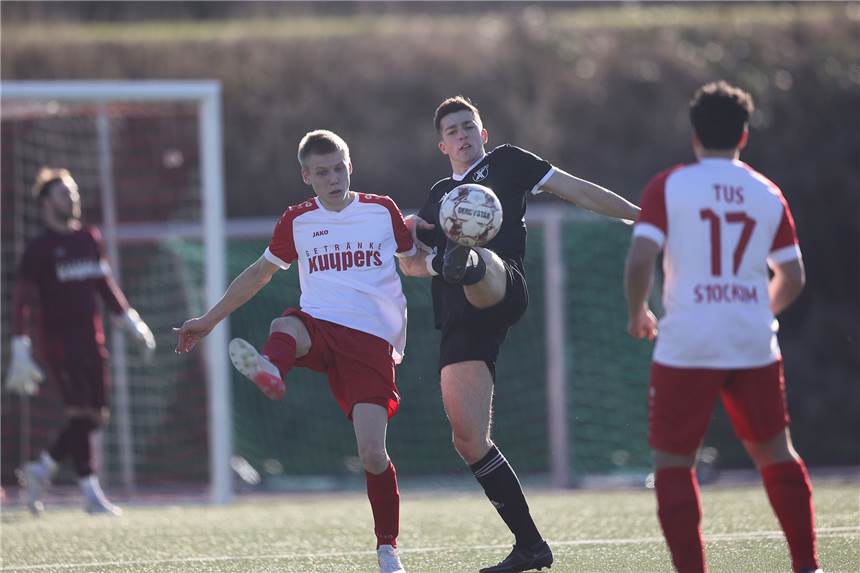 Alle Castrop-Rauxeler Fußball-Ergebnisse und Spielabsagen im Überblick In der Bezirksliga duelliert sich die SG Castrop (schwarze Trikots) mit dem VfL Kemminghausen.