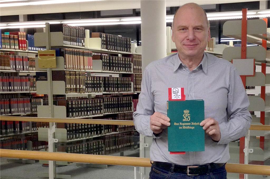 Das Geheimnis einer Schwerter Soldatenbibel, die in England auftauchte In der Bibliothek der Fernuniversität Hagen entdeckte der Historiker Dr. Andreas Acktun das Buch über die Geschichte des Regiments, in dem Max Rahlenbeck im Ersten Weltkrieg diente.