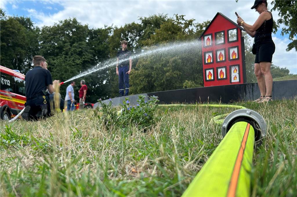 In der Blaulichtmeile durften Kinder mit der Feuerwehr Häuser löschen.