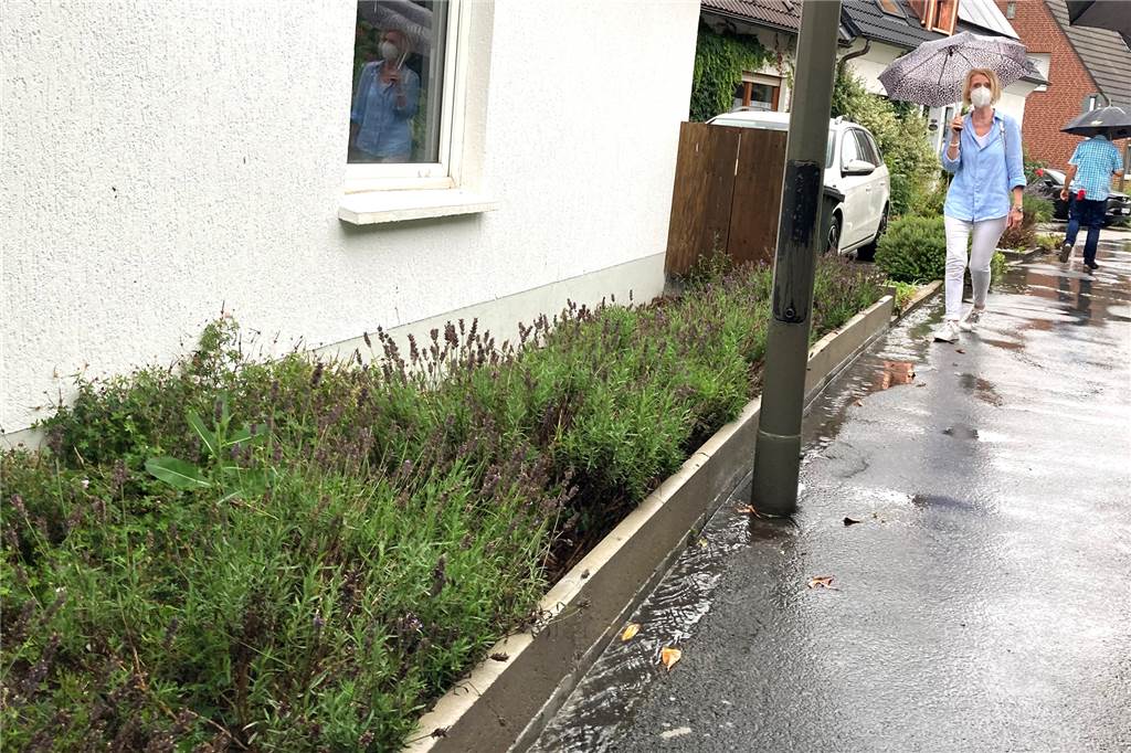 Starkregen führt am Stortsweg regelmäßig zu Stress – Anwohner sind genervt In der Bönschstraße hat ein Anlieger auf eigene Kosten sein Grundstück mit einem Mäuerchen gegen das Wasser abgesichert.