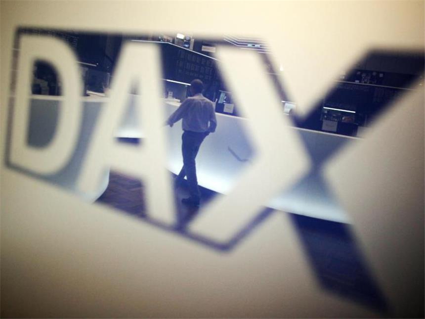Dax setzt Erholungskurs fort In der Börse in Frankfurt am Main spiegelt sich ein Händler in einem Logo des Deutschen Aktienindex (DAX). Foto: Fredrik von Erichsen