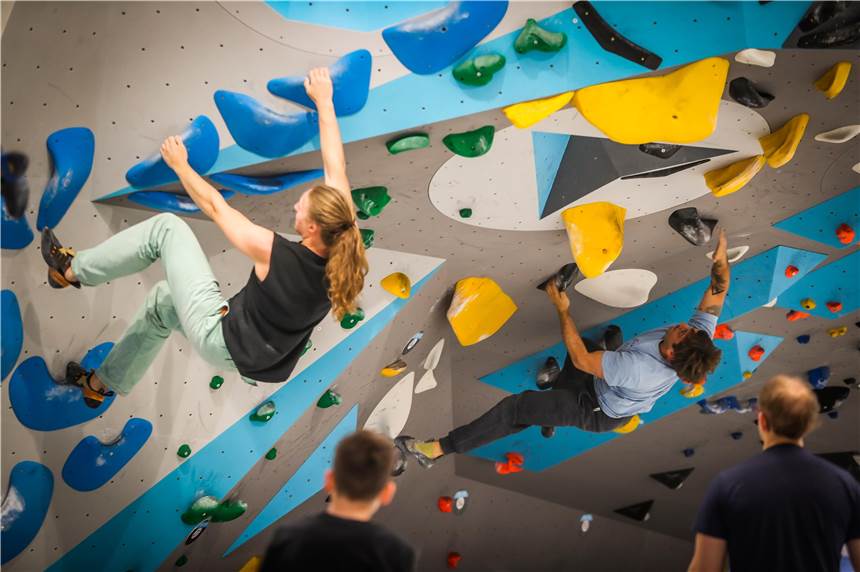 In der Boulderwelt Dortmund im Indupark wird die Deutsche Meisterschaft ausgetragen In der Boulderwelt zeigen die besten deutschen Boulder ihr Können und kämpfen gleichzeitig um den Meistertitel.
