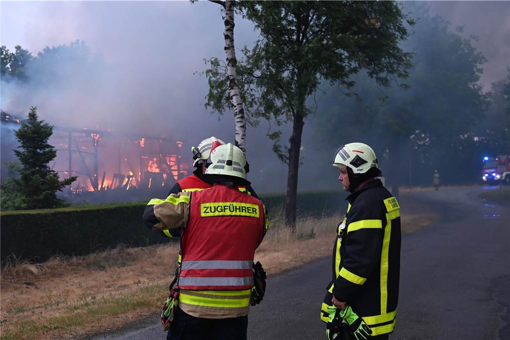 Lagerhalle brennt in Dorsten: Über 50 Feuerwehrleute im Einsatz Feuerwehrleute an brennender Lagerhalle