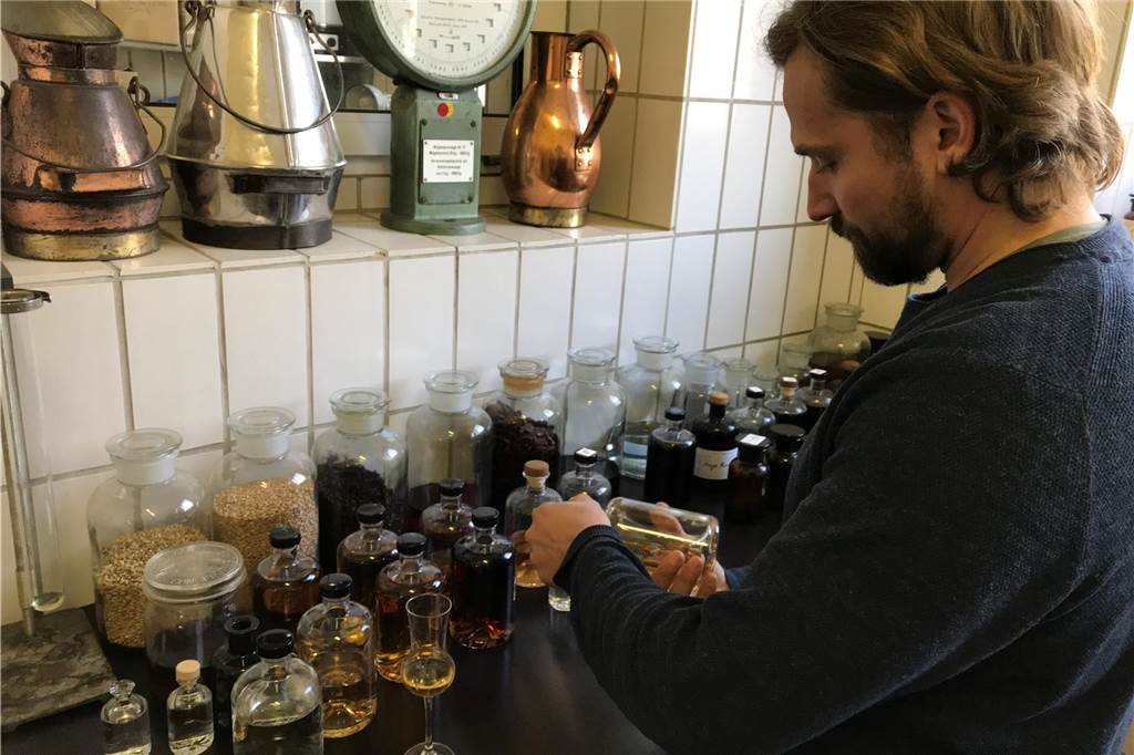 Georg Glitz-Ehringhausen mischt Aromen in der "Küche" der Brennerei.