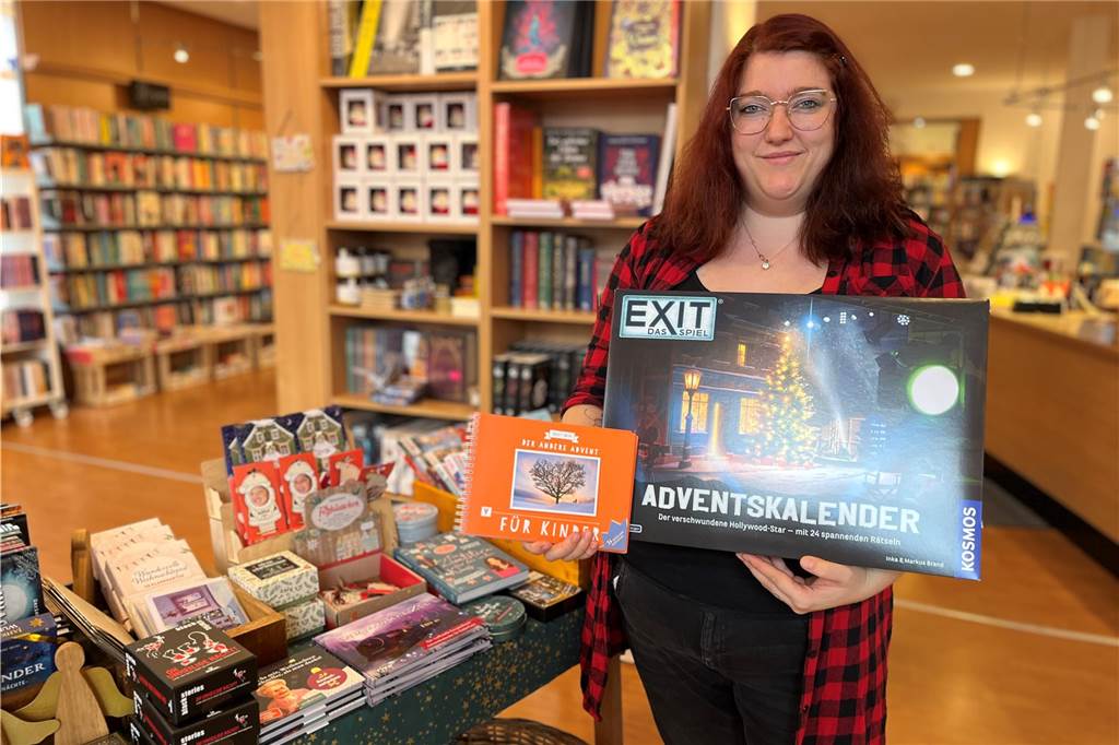 Wurst, Pralinen oder Mangas: Außergewöhnliche Adventskalender zum Fest Annabell Boehnke hält zwei Adventskalender in der Hand