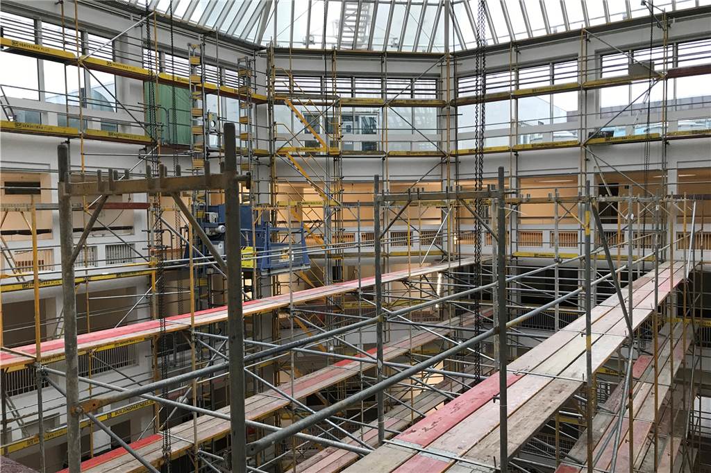 Alles muss raus: Dem Dortmunder Rathaus geht‘s an die Substanz In der Bürgerhalle, dem Herzstück des Rathauses, ist ein riesiges Gerüst entstanden.