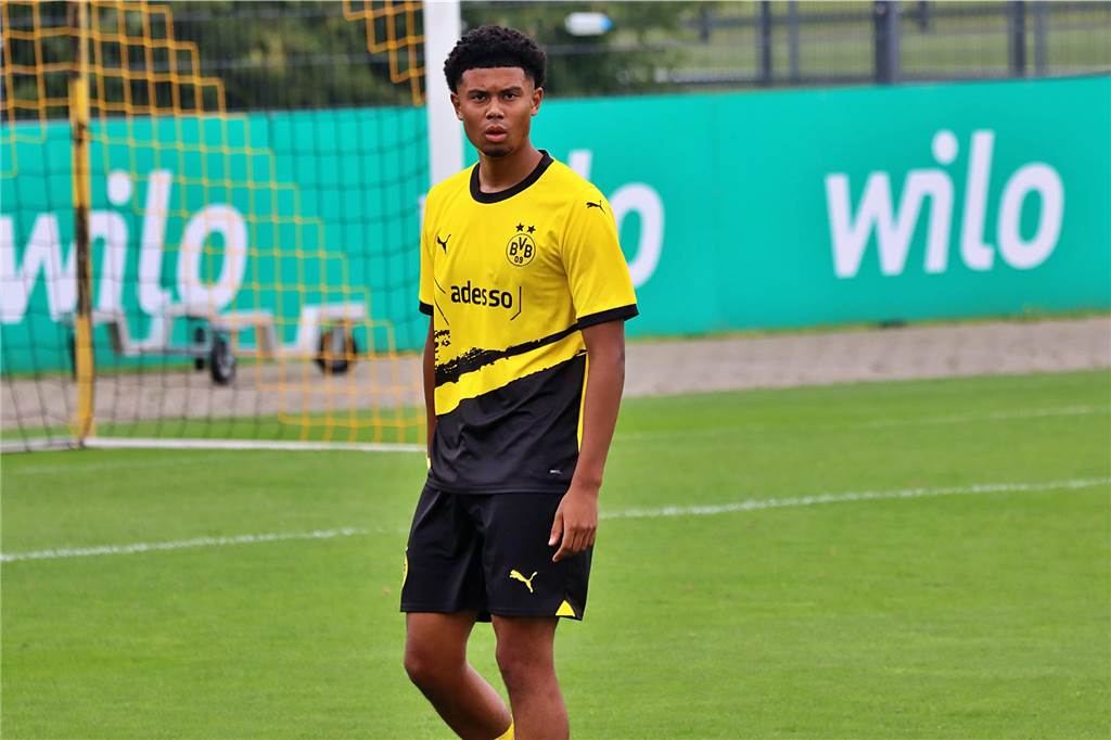 BVB-U19 steht vor der „härtesten Woche“ der Vorbereitung: Geduld bei Diallo – Lob für Posadas Leonardo Posadas schaut dem Ball hinterher.
